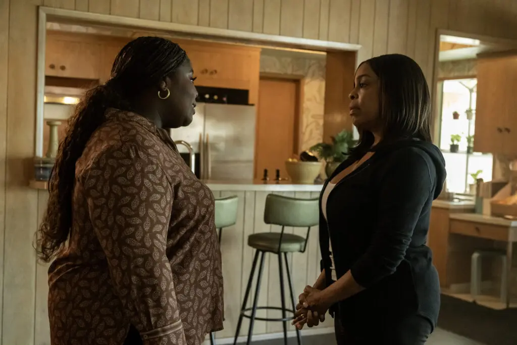 Pictured (L-R): Raven Goodwin as Merritt Tryon, Niecy Nash as Lois Tryon.