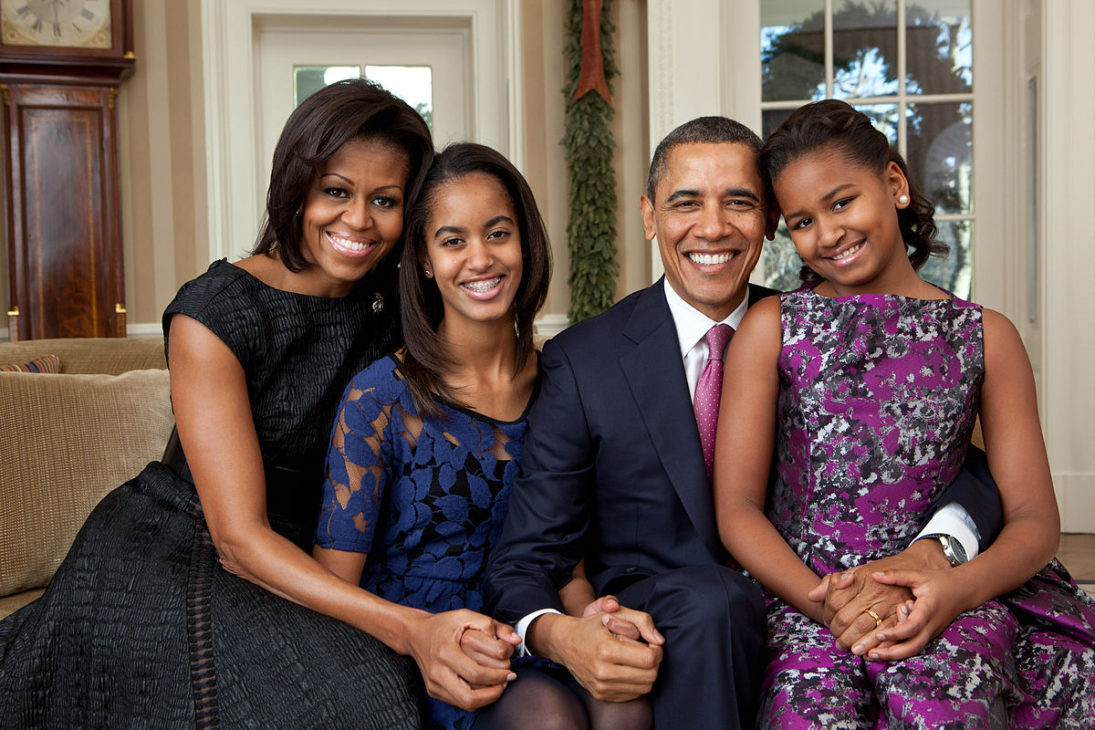 1200px-Barack_Obama_family_portrait_2011