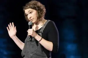 Beth Stelling: Girl Daddy review - a sharp special tears strips from sexual politics