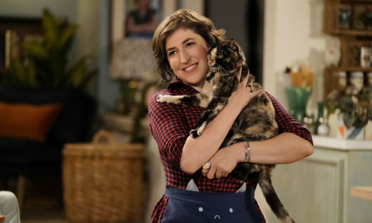 Call Me Kat Review A Woefully Unfunny New Sitcom Starring Mayim Bialik