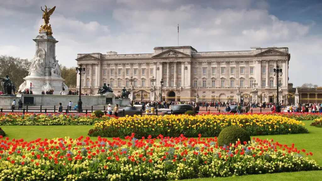 Scoop was filmed in London, so look out for iconic landmarks like Buckingham Palace in establishing shots