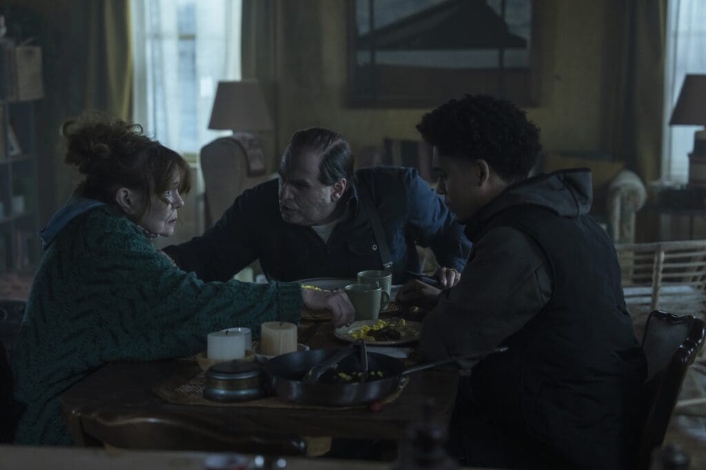 Deirdre O'Connell, Colin Farrell and Rhenzy Feliz in The Penguin