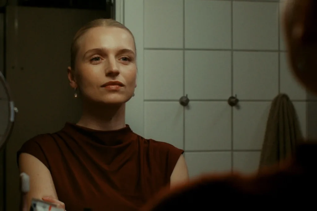 Clara Dessau as Sara/Tea in The Asset